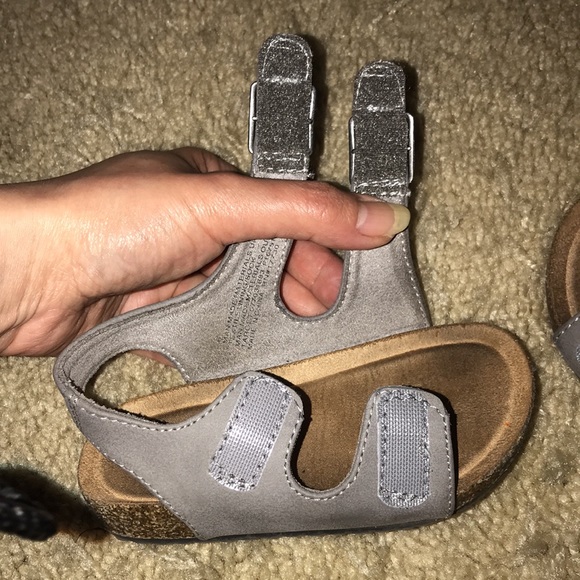 Cat & Jack size 6 grey and silver sandals Velcro closure - Picture 5 of 5